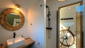 Douche, sèche-cheveux, serviettes fournies, savon