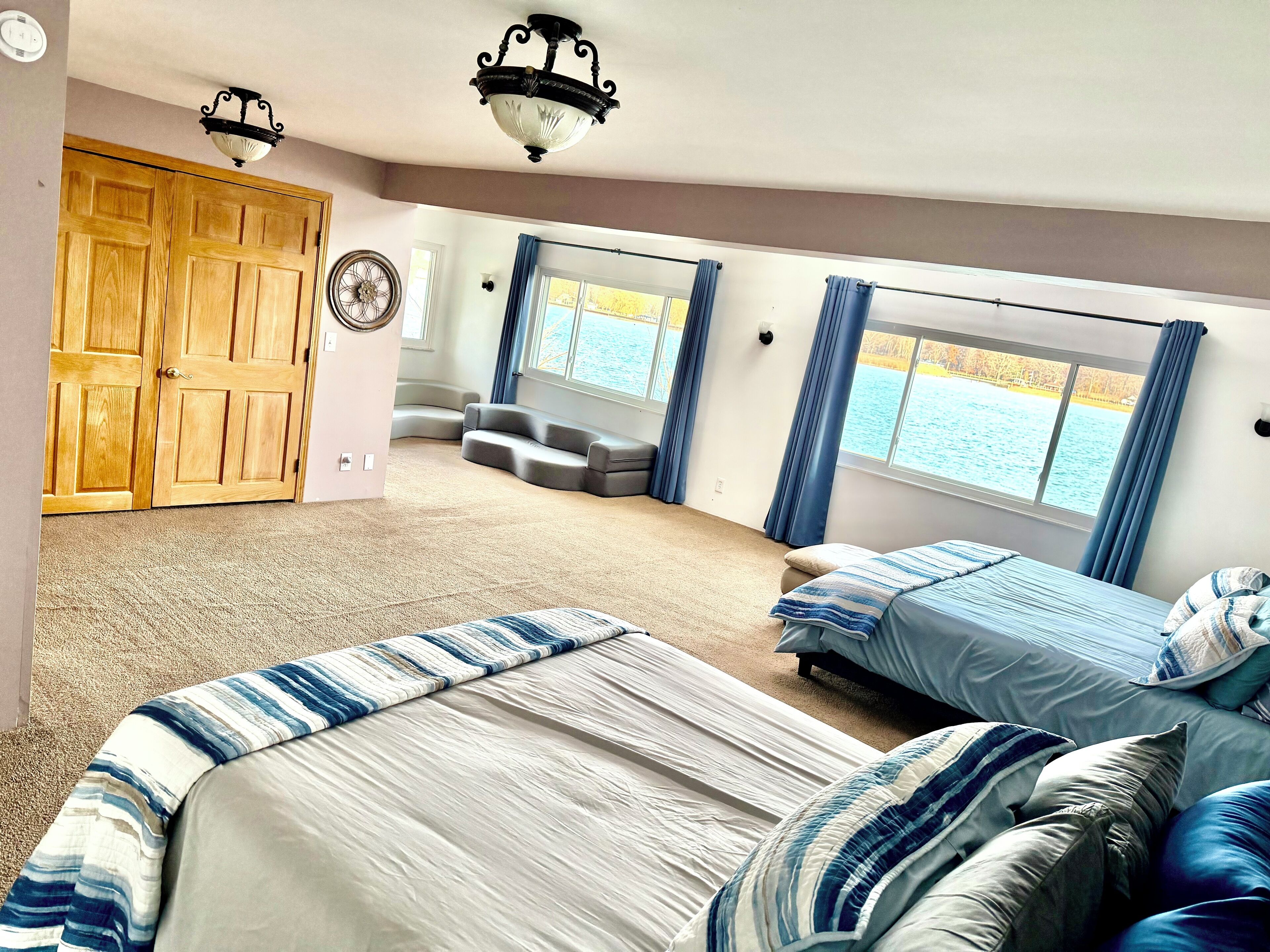 4 bedrooms, desk, iron/ironing board, travel cot