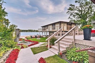 Saint Clair River front Retreat With 6 Beds - Enjoy Fishing-Kayak-Relax