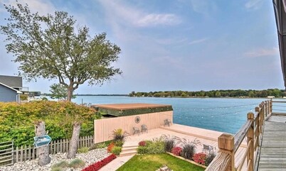 Saint Clair River front Retreat With 6 Beds - Enjoy Fishing-Kayak-Relax
