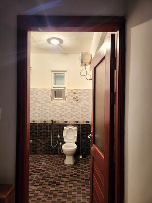 Douche, serviettes fournies, savon, papier toilette