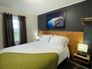 Hytte, 2 soverom, terrasse, delvis havutsikt | Wi-fi (inkludert) og sengetøy