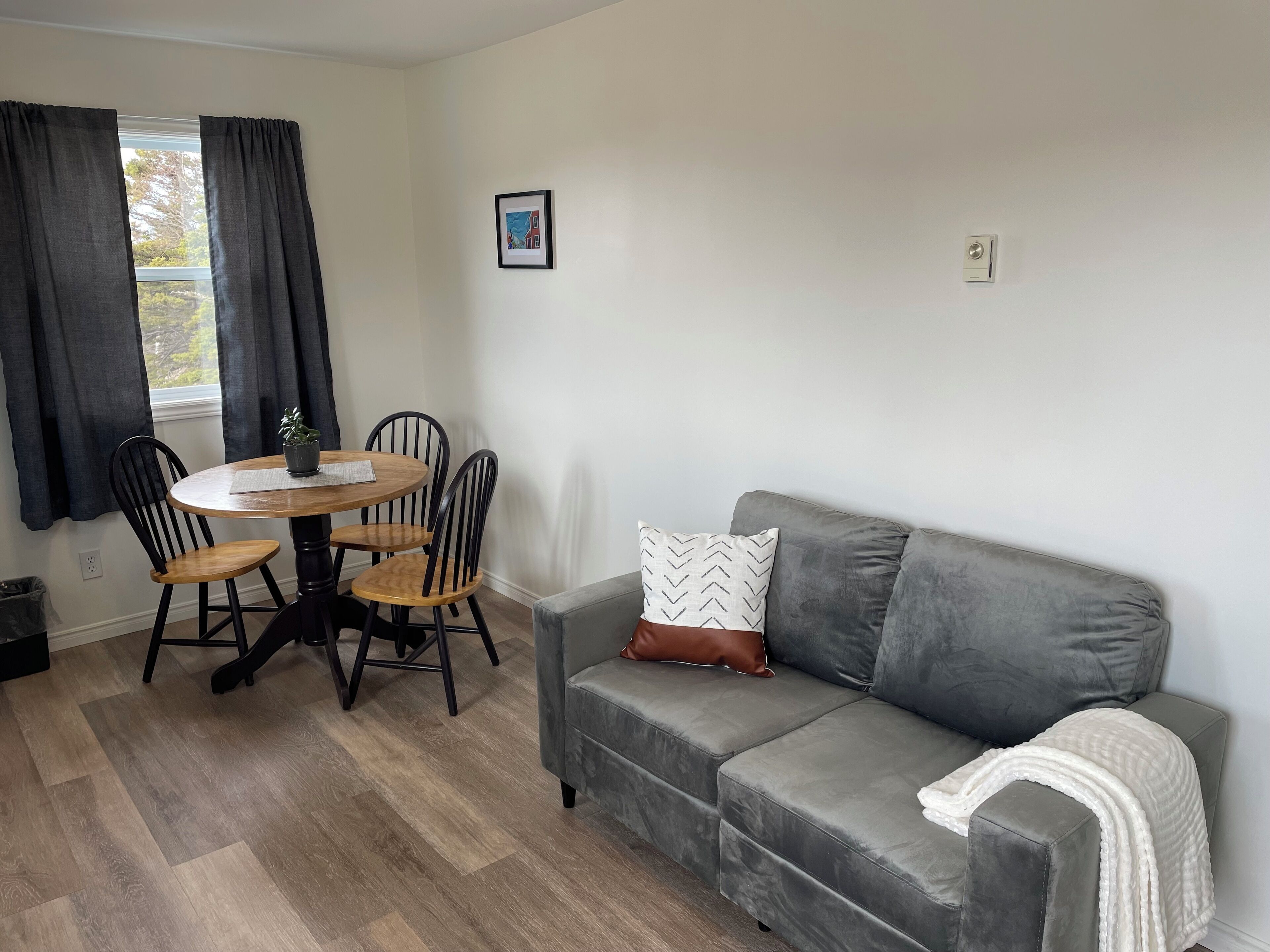 Suite, kjøkken, delvis havutsikt | Spiseområde på rommet