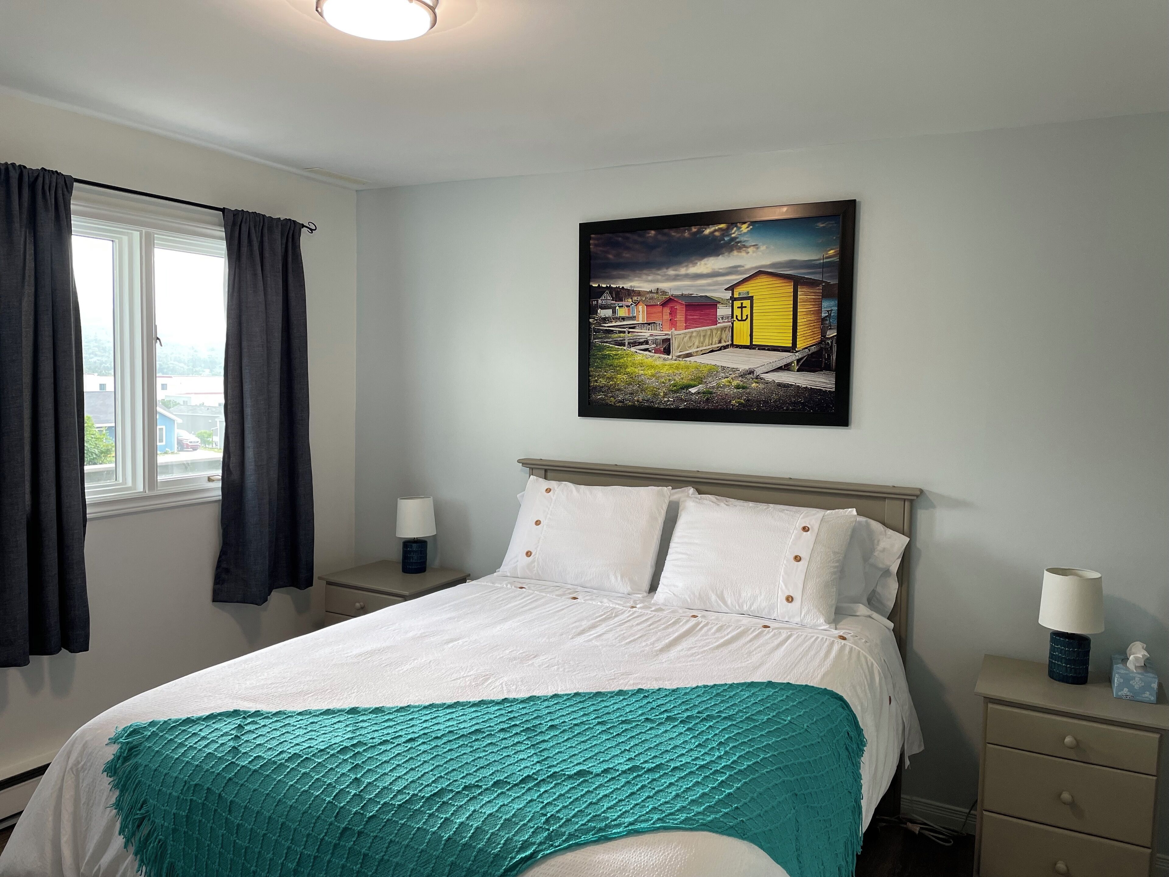 Rom, 1 queensize-seng, delvis havutsikt | Wi-fi (inkludert) og sengetøy