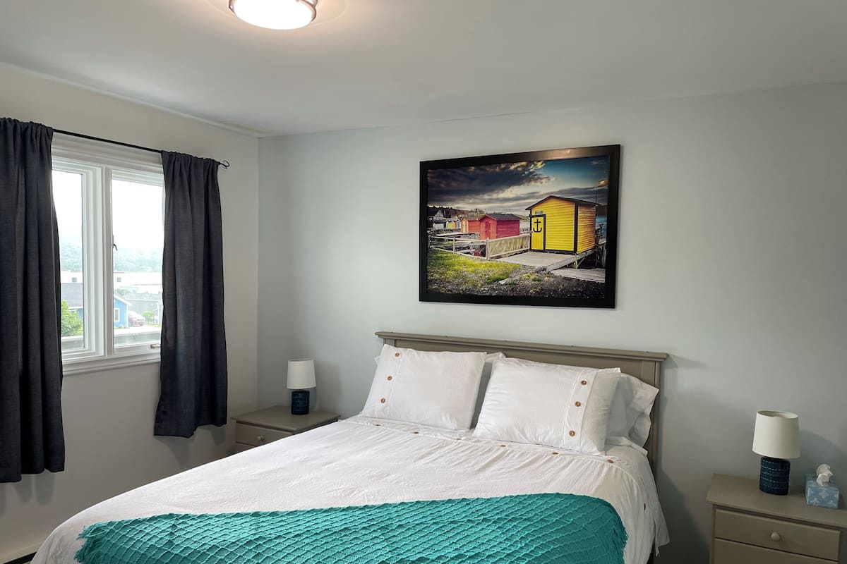 Kamar, 1 Tempat Tidur Queen, pemandangan laut sebagian | Wi-Fi gratis dan seprai linen