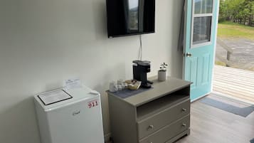 Room, 1 Queen Bed, Partial Ocean View | Living area