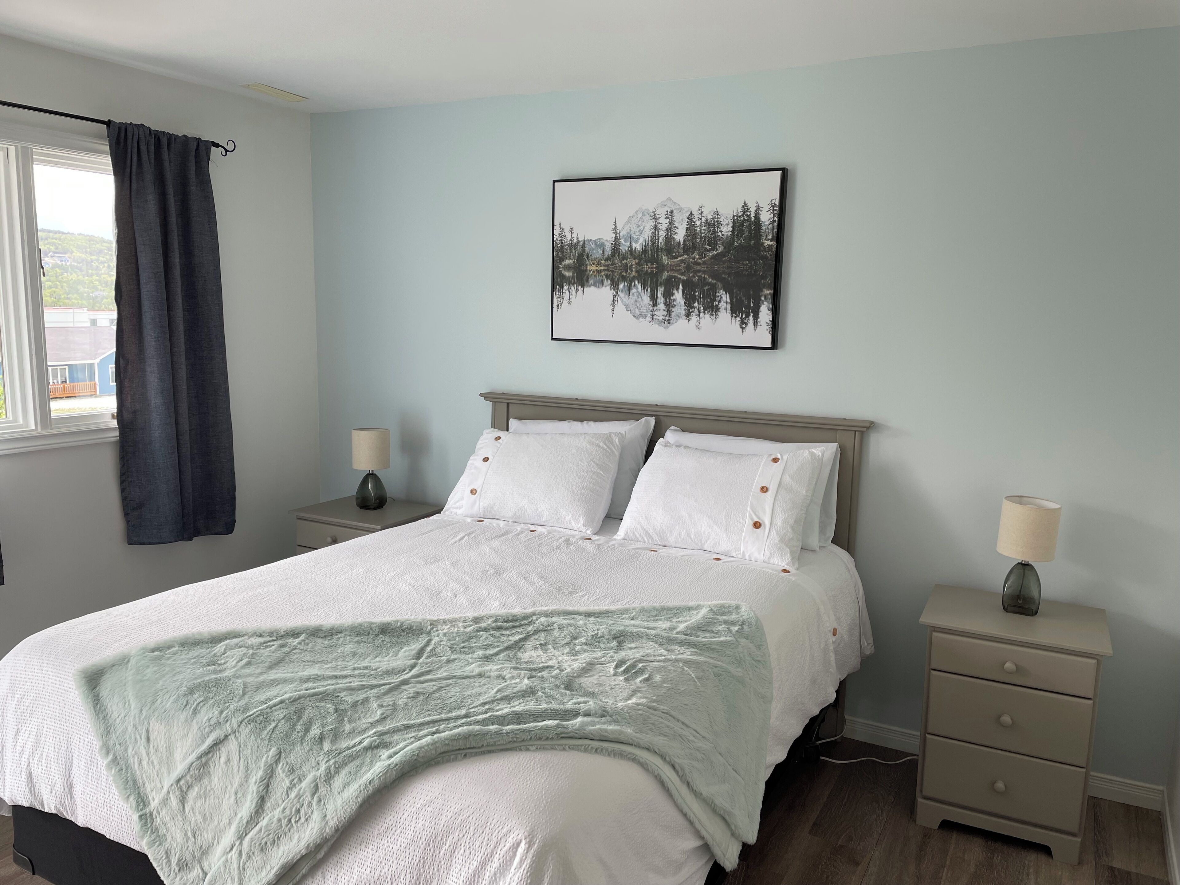 Rom, 1 queensize-seng, delvis havutsikt | Wi-fi (inkludert) og sengetøy