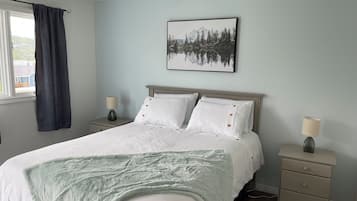 Rom, 1 queensize-seng, delvis havutsikt | Wi-fi (inkludert) og sengetøy