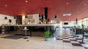 Un hall d’hôtel avec un sol à carreaux, un comptoir d’accueil et une enseigne indiquant « LMSTAD APARTMENTS ».