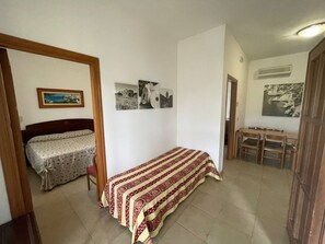 2 bedrooms, travel cot, free WiFi, bed sheets