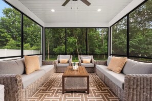 Smart-TV, Kamin, Tischtennisplatte