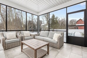 Smart TV, chimenea, mesa de ping pong