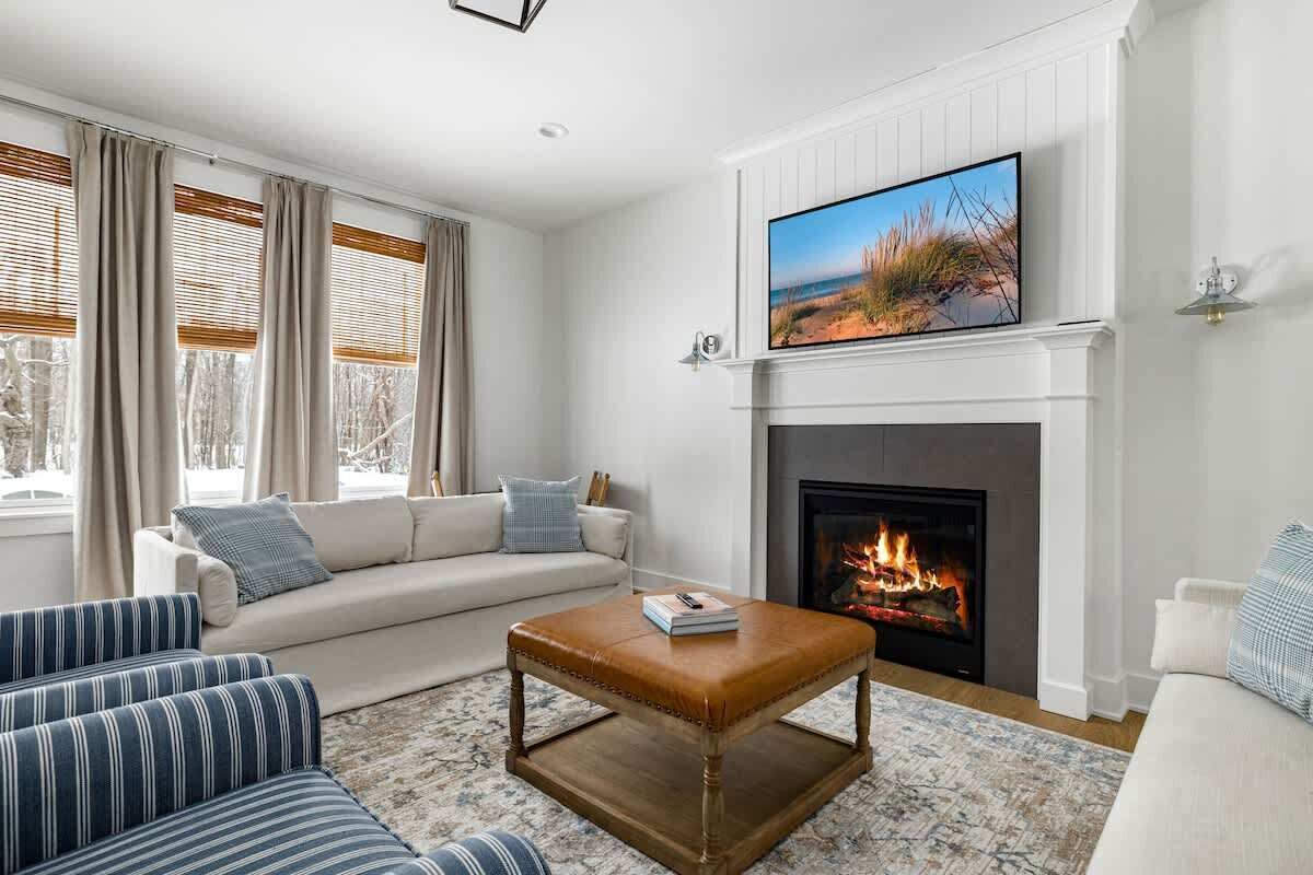 Juniper Presents: Walk To Beach, Coffee Shops! Hot Tub & Game Room! - Saugatuck, MI