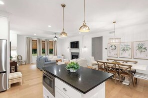 Interior - Walk to Beach, Coffee Shops! Hot tub & Game Room! (Douglas)