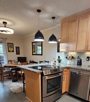 Kookgerei, borden en bestek, kruiden