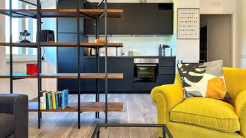 Apartment, Blick auf den Innenhof | Wohnbereich | 60-Zoll-Smart-TV mit Digitalempfang
