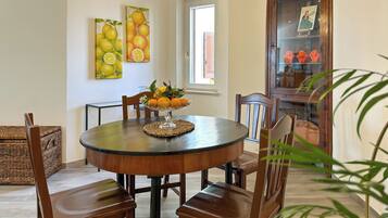 Appartement, vue cour intérieure | Salle à manger