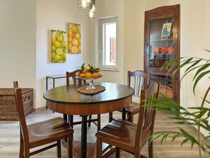 Apartemen, pemandangan halaman | Ruang makan