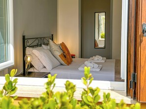 Appartement, uitzicht op de binnenplaats | Een bureau, gratis babybedden, gratis wifi, beddengoed