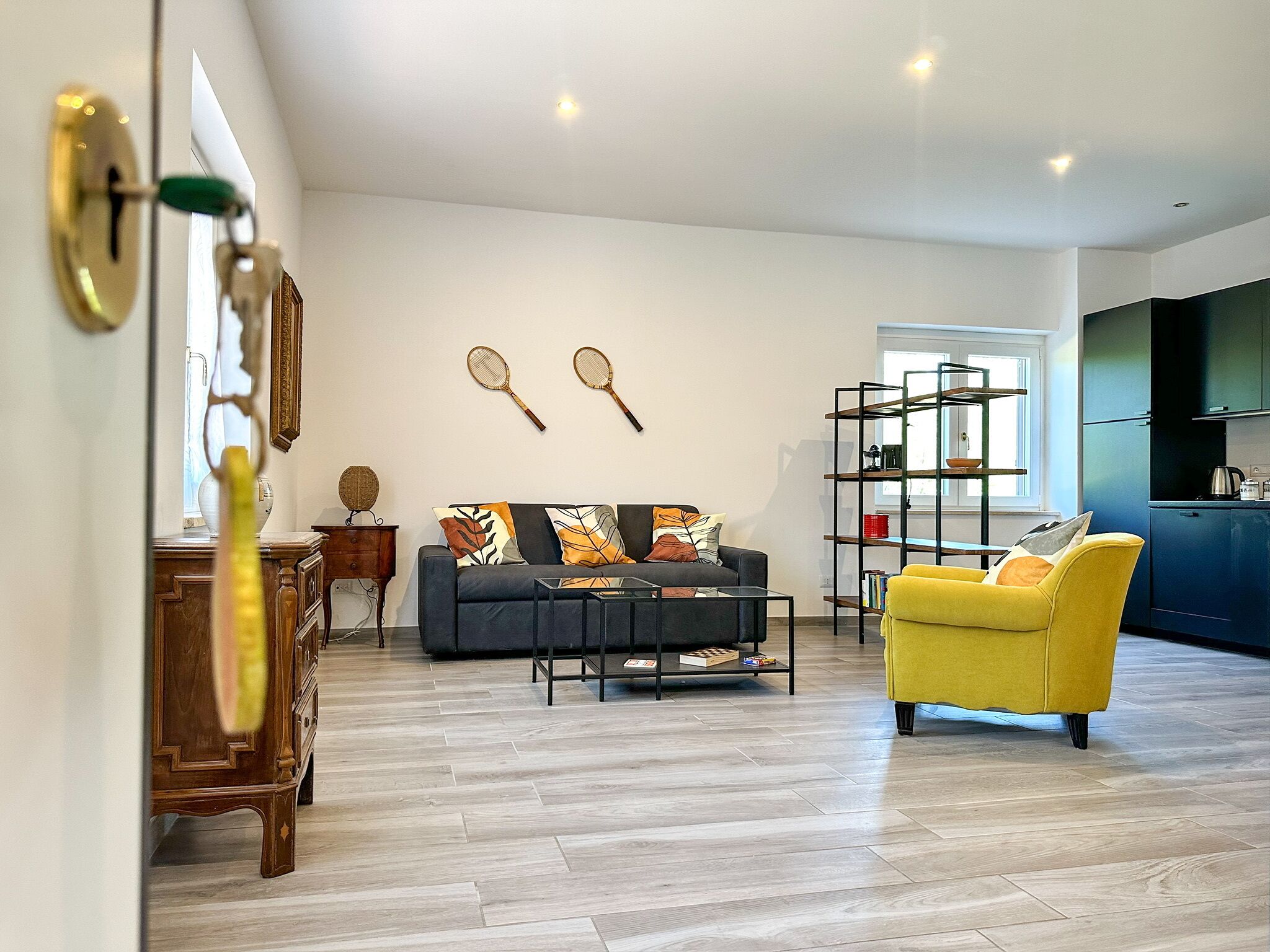 Appartamento, vista cortile | Area soggiorno | Smart TV 60 pollici con canali digitali