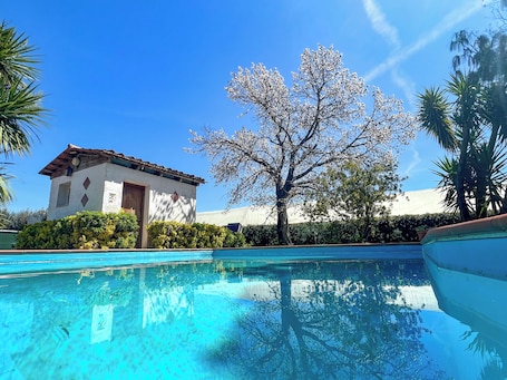 Una piscina al aire libre de temporada