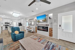 Smart TV, fireplace - ☀️30A-4 Bikes-1 Mile to Beach-Great Outdoor Space-Kittie's Koop☀️ (Santa Rosa Beach)