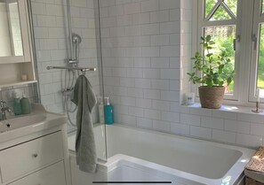 Shower, hair dryer, towels, soap - Archipelago paradise near Stockholm City (Stockholms län)
