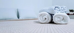 1 habitación, escritorio, tabla de planchar con plancha y wifi
