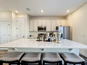 Fridge, microwave, oven, stovetop - Kid-Friendly, themed vacation home close to Disney/Universal (Kissimmee)