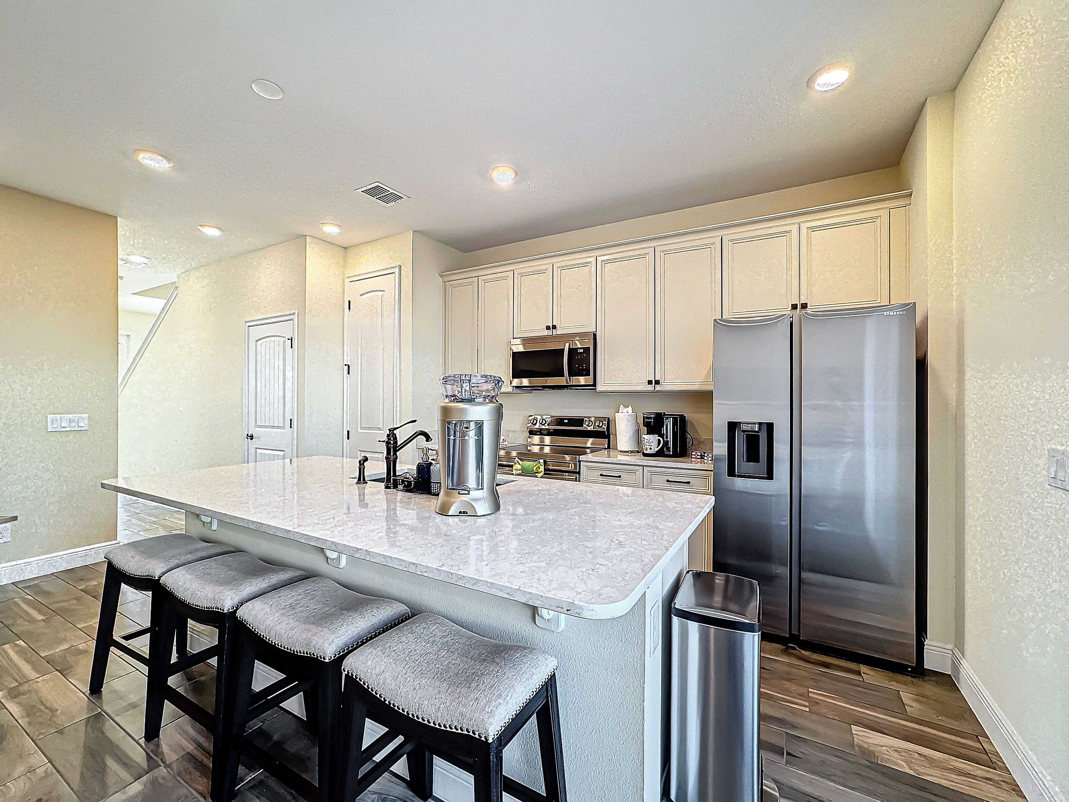 Refrigerador, microondas, horno y parrilla de estufa 