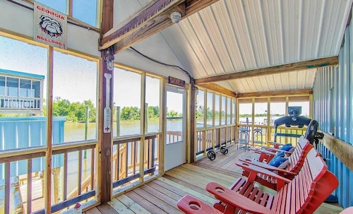 Camp COCO 4-bed, 4 bath in Fisherman's Paradise!