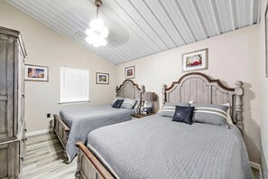 4 bedrooms, WiFi, bed sheets, wheelchair access