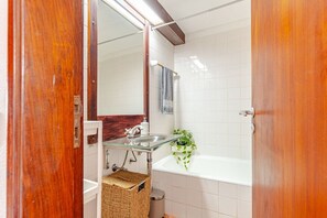 Secador de pelo, bidet, toallas, jabón