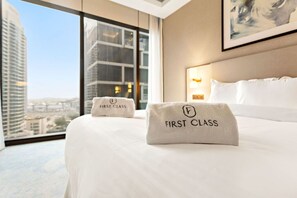 2 عدّة غرف نوم ومكواة/لوح كي وملاءات أسرّة