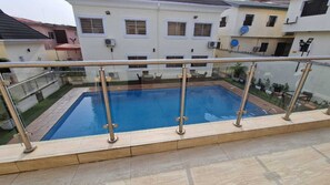 Una piscina al aire libre