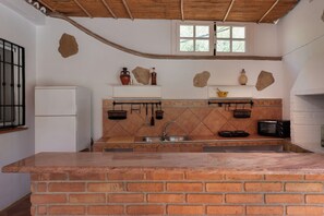 Kylskåp, mikrovågsugn, ugn och spishäll