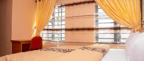 Chambre Deluxe, balcon, vue sur la ville | Bureau, espace de travail pour ordinateurs portables