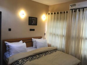 Quarto luxo, sacada, vista para a cidade | Escrivaninha, espaço de trabalho para notebook, cortinas blackout