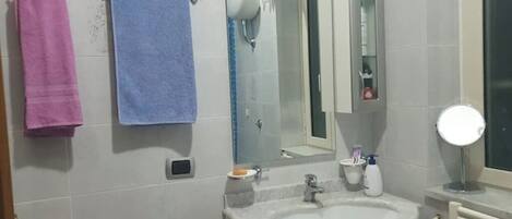 Séchoir à cheveux, bidet, serviettes fournies, savon