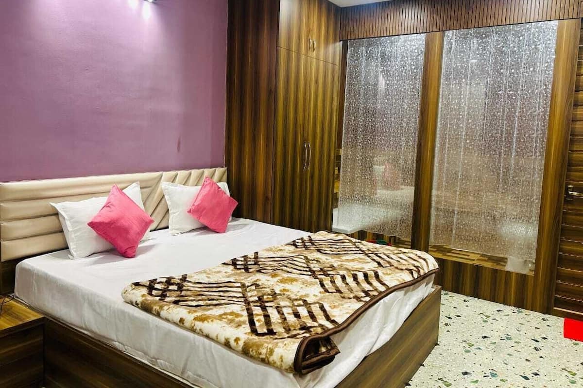 Deluxe Double Room, Balcony, Sea View | Laptop workspace, soundproofing, free WiFi