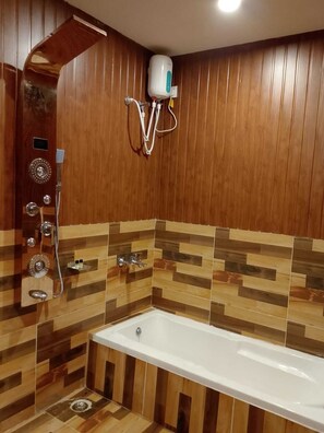 Chambre Deluxe double, balcon, vue sur la mer | Salle de bain | Baignoire et douche séparées, articles de toilette (gratuits)
