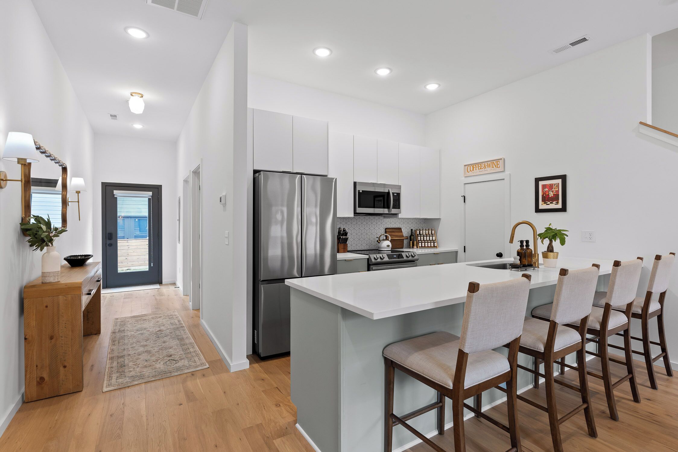 Frigorífico, microondas, horno y placa de cocina