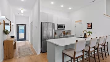 Frigorífico, microondas, horno y placa de cocina