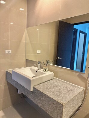 Dusche, Bidet, Handtücher