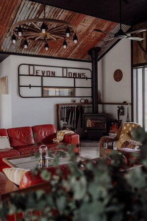Interior - Devon Downs - Off Grid, 2BDRM Cabin, Farm escape (Lostock)
