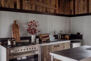 Fridge, oven, stovetop, toaster - Devon Downs - Off Grid, 2BDRM Cabin, Farm escape (Lostock)