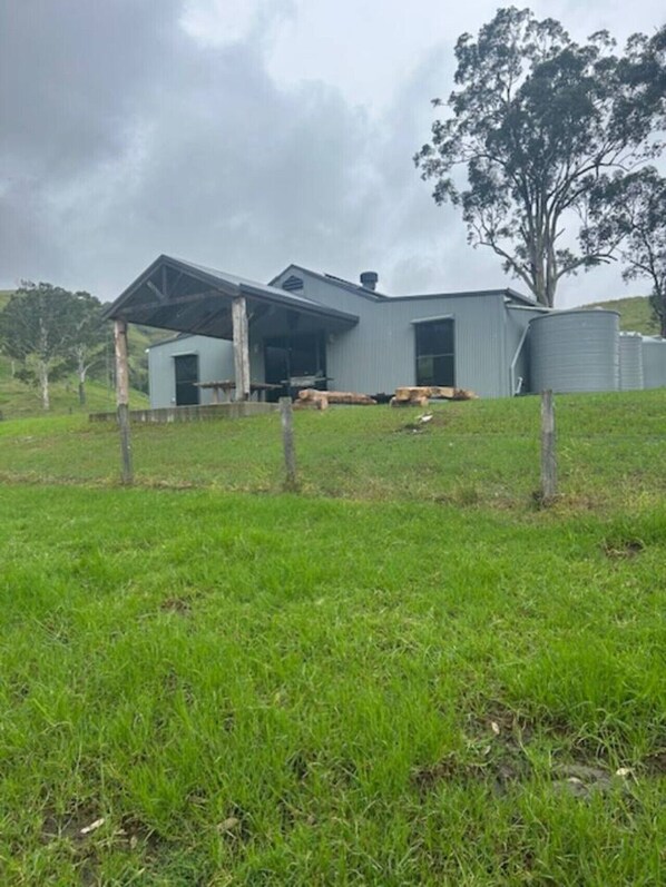 Exterior - Devon Downs - Off Grid, 2BDRM Cabin, Farm escape (Lostock)