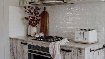 Fridge, oven, stovetop, coffee/tea maker