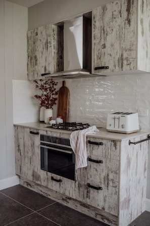 Fridge, oven, stovetop, coffee/tea maker - Meadow View Cottage - (3bdr) Off Grid Farm Getaway (Carrabolla)