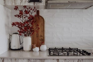 Refrigerador, horno, parrilla de estufa y cafetera y tetera 